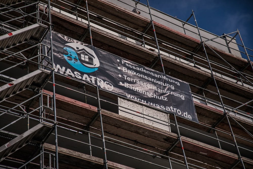 Wasatro Banner am Baugerüst eines Mehrfamilienhauses während der Balkonsanierung