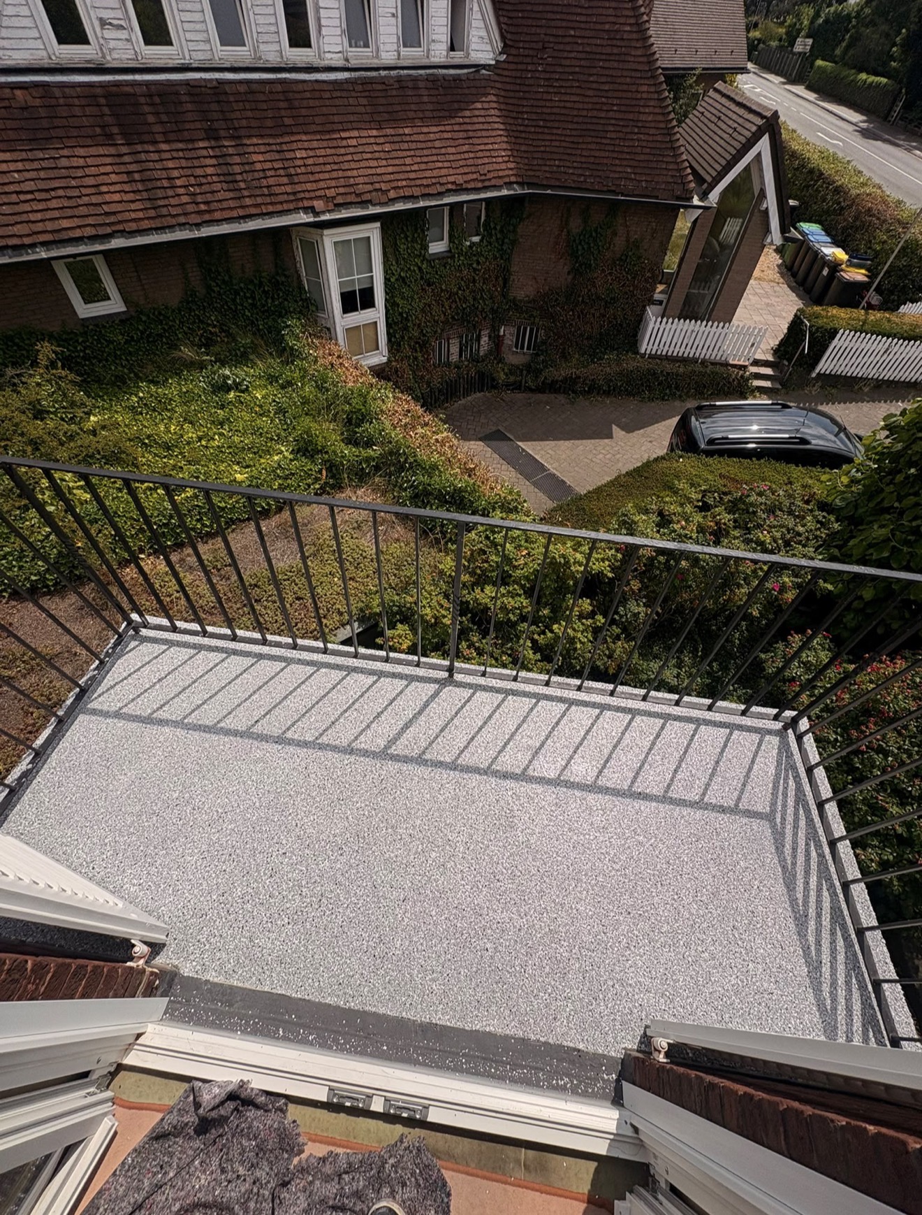 Dachterrasse mit frisch verlegtem Steinteppich und Ausblick ins Grüne